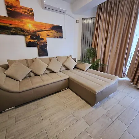 Azizi Sea Breeze Premium - Pool & Langa Plaja