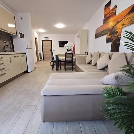 Azizi Sea Breeze Premium - Pool & Langa Plaja