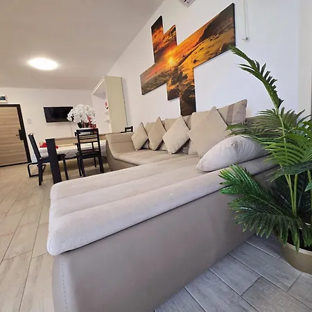Azizi Sea Breeze Premium - Pool & Langa Plaja